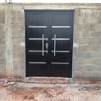 Puerta metálica terminada